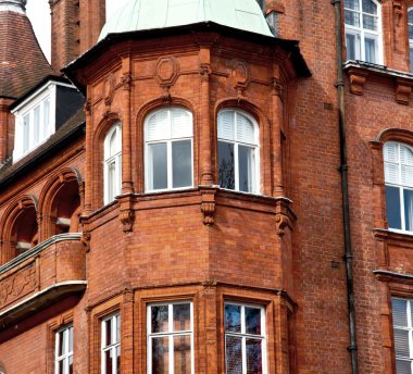 Avrupa Londra eski kırmızı tuğla duvar ve tarihsel pencere