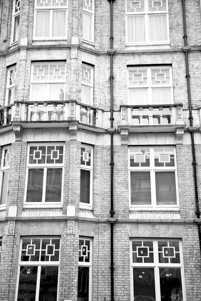 В лондонском старом красном кирпичном стене и историческом окне — стоковое фото