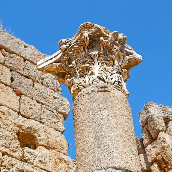 Стовпці в театр в Ефесі і старий храм Анталья Туреччина як — стокове фото