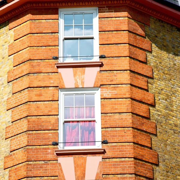 Fenster in Europa London alte rote Backsteinmauer und historische — Stockfoto