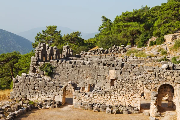 Ruínas de pedra e teatro e templo antigo — Fotografia de Stock