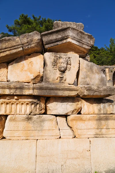 Ruínas teatro de pedra no céu antalya e templo velho — Fotografia de Stock