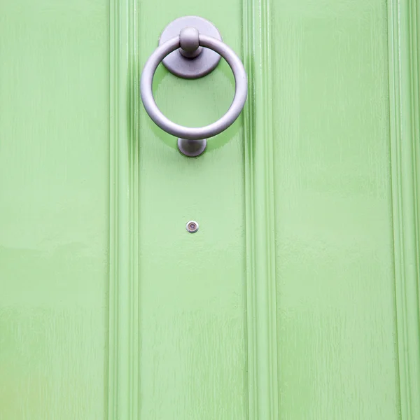 Maniglia verde a Londra porta marrone antico chiodo in ottone arrugginito un — Foto Stock