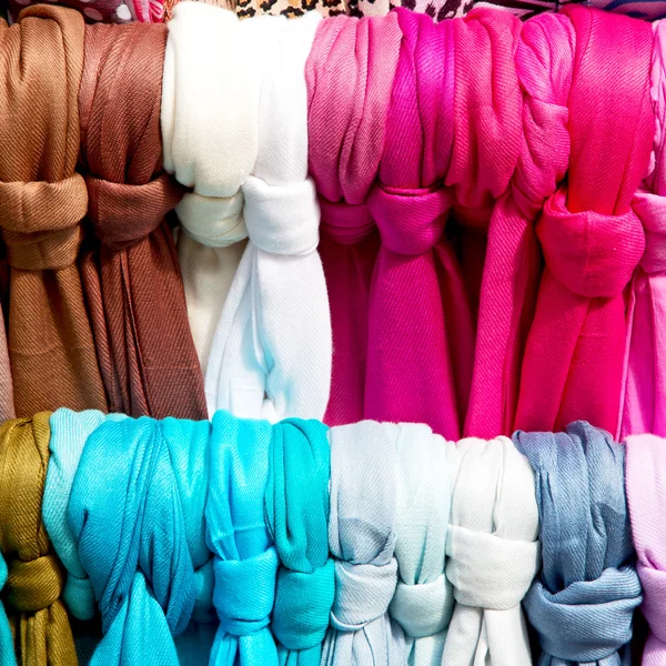En Londres accesorio colorido bufanda y pañuelo para la cabeza viejo mercado no — Foto de Stock
