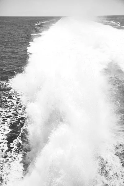 Espuma e espuma no mar da grécia mediterrânea — Fotografia de Stock