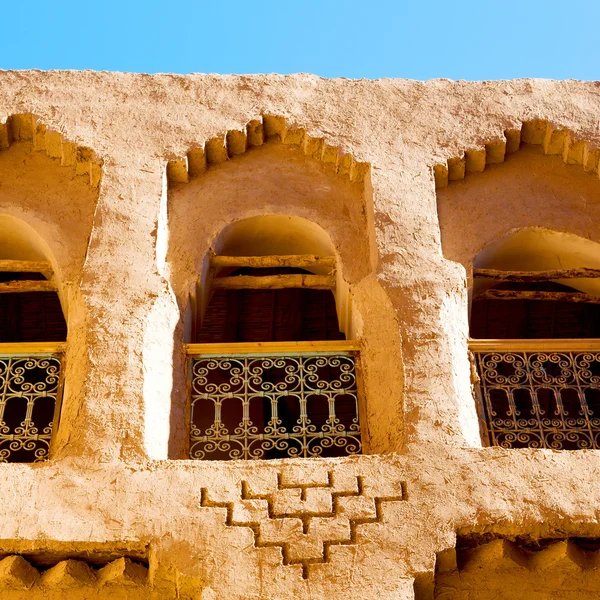 Ventana amarilla en Marruecos África antigua construcción y wal marrón —  Fotos de Stock