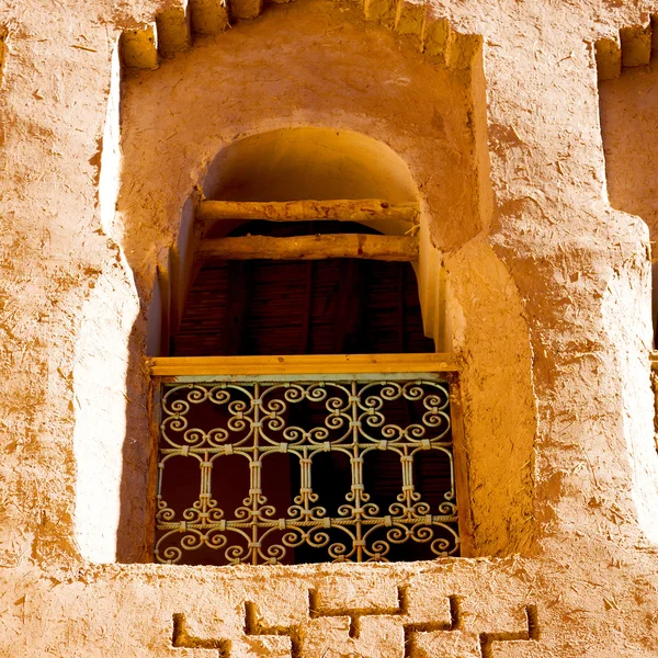 Ventana en Marruecos África antigua construcción y pared marrón — Foto de Stock