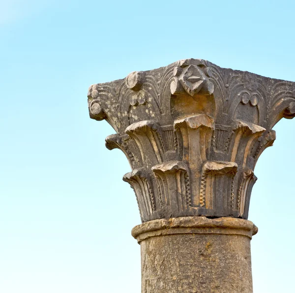 Vecchia colonna nel cielo dell'Africa storia e natura — Foto Stock