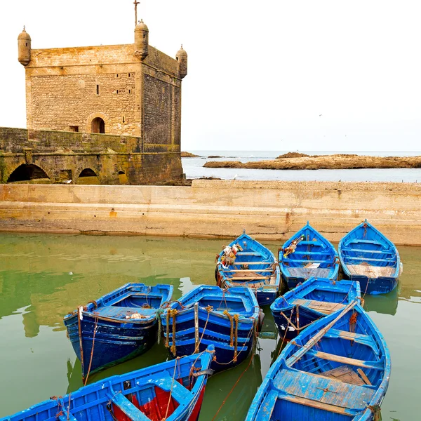 Barco e mar em áfrica morocco castelo velho marrom céu tijolo — Fotografia de Stock