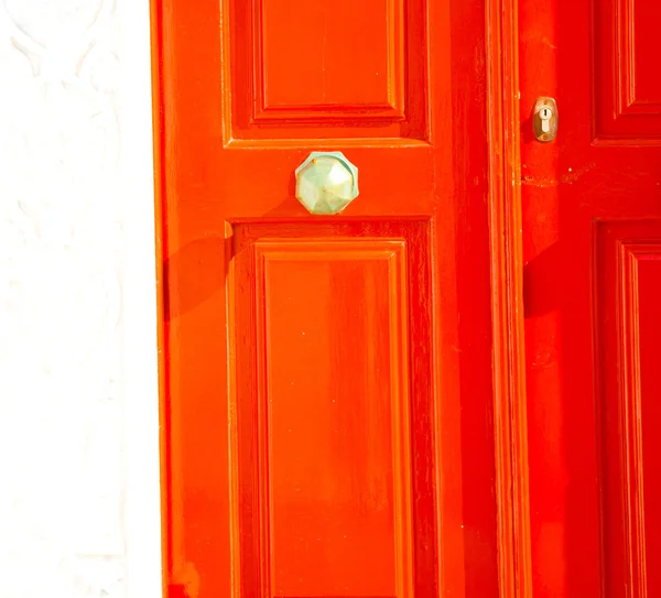 Branco porta marrom vermelho na antiga aldeia santorini grécia europ — Fotografia de Stock