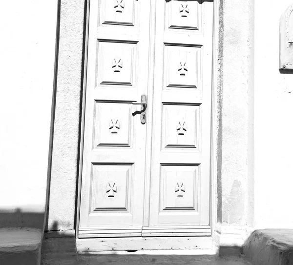 White  red brown  door in antique village santorini greece europ — Stock Photo, Image