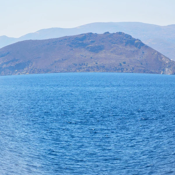 Grecia de las islas del barco en el mar mediterráneo y el cielo — Foto de Stock