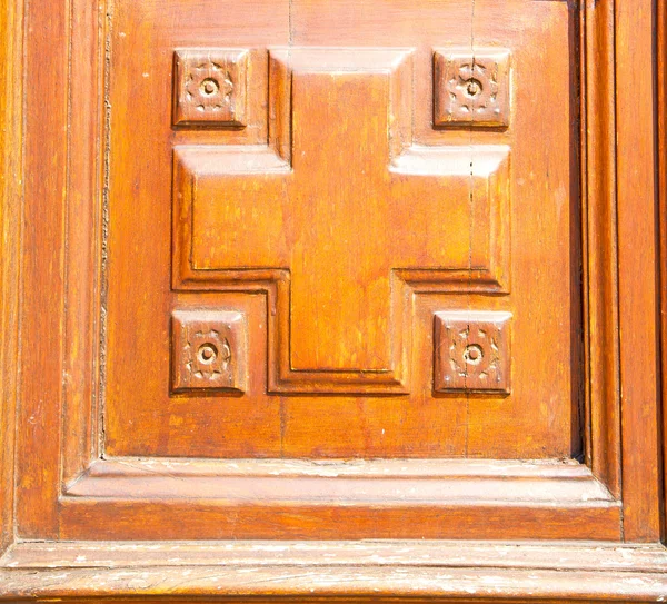Texture di una vecchia porta marrone in italia europa — Foto Stock