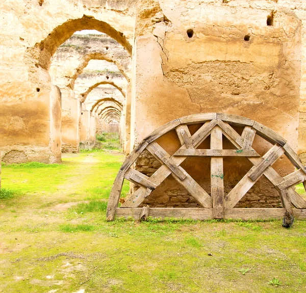 Old moroccan granary in the green grass and archway  wall — Stock Photo, Image