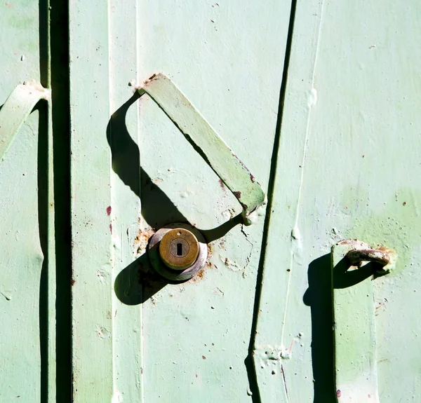 Métal vert rouillé marocain en afrique la vieille façade en bois h — Photo