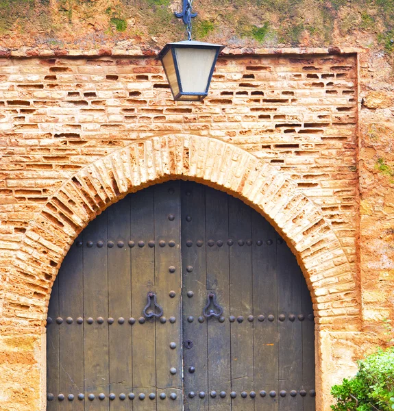 Histórico en edificio antiguo puerta morocco estilo africa madera — Foto de Stock