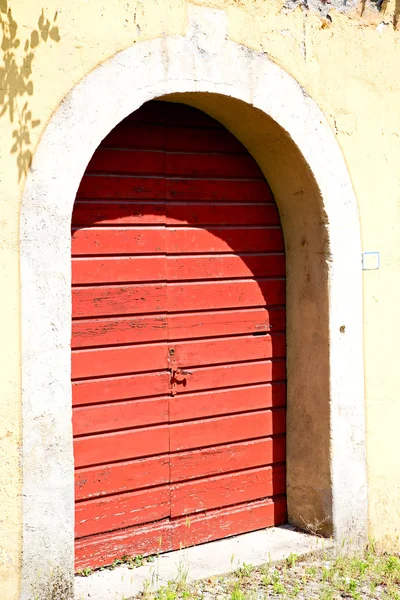 Puerta vieja en italia madera y clavo — Foto de Stock