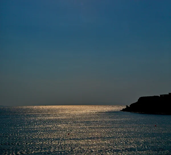 Пена и пена в море средиземноморской Греции — стоковое фото