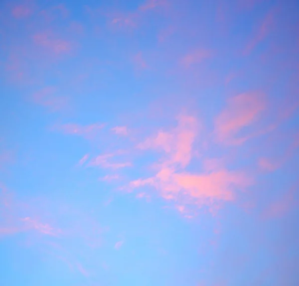 Licht am blauen Himmel weiße weiche Wolken und abstrakter Hintergrund — Stockfoto