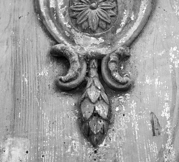 Traditional   door    in italy   ancian wood and traditional  t — Stock Photo, Image