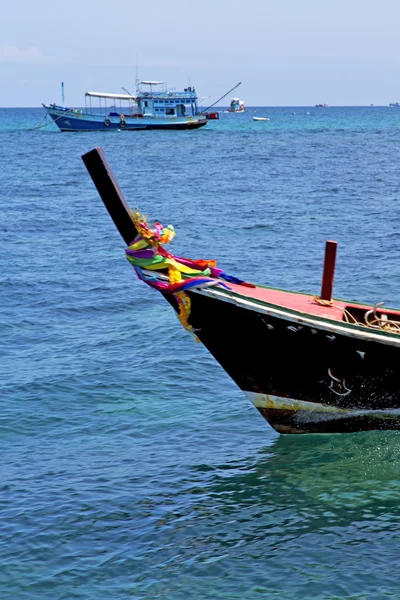 Barco prow azul lagoa pedra no mar — Fotografia de Stock