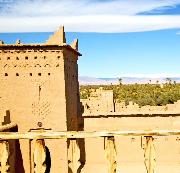 Vieja construcción marrón en África morocco y nubes cerca de la — Foto de Stock