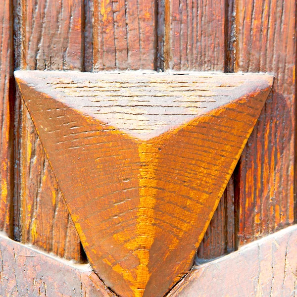Textura de grano de una antigua puerta de madera marrón en italia euro — Foto de Stock