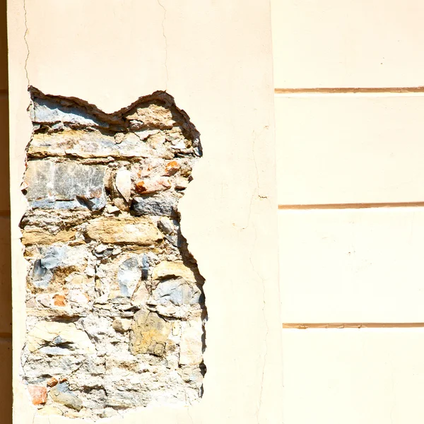 Тріснута ступінчаста цегла в італійській старій стіні і текстурі матеріалу т — стокове фото