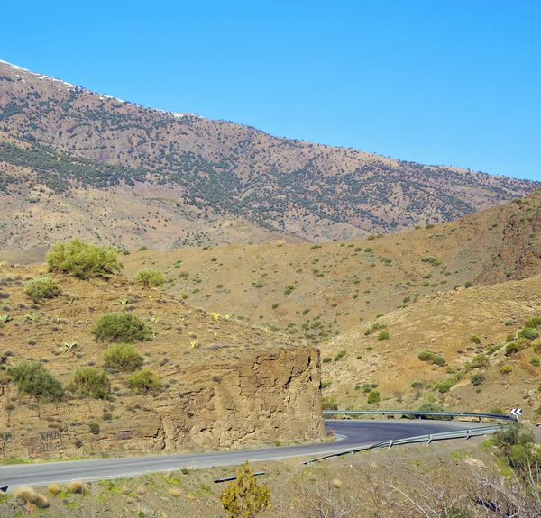 Dans la terre afrique marocaine la brousse sèche atlas montagne — Photo