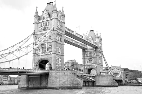 London Tower in England alte Brücke und der wolkenverhangene Himmel — Stockfoto