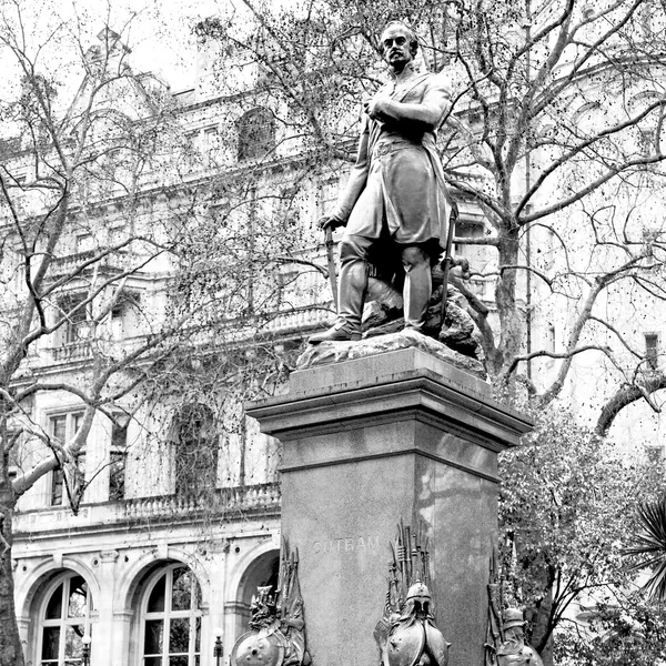 Historic   marble and statue in old city of london england — Stock Photo, Image