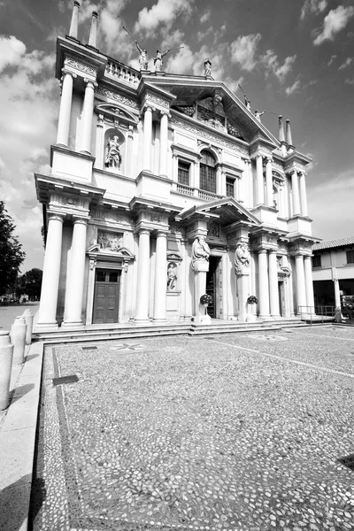 Costruzione di vecchie architetture in italia europa milano religione a — Foto Stock