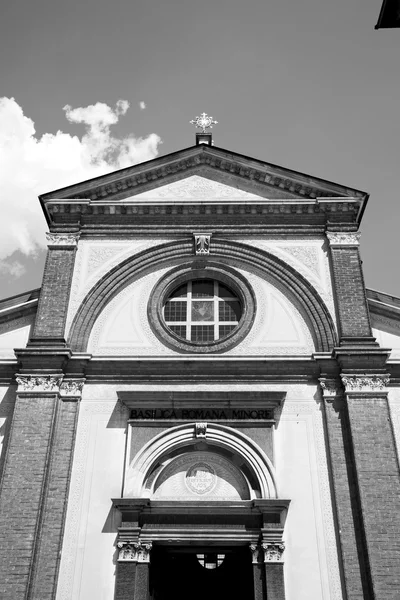 Kolumnen gammal arkitektur i Italien Europa Milano religion och — Stockfoto