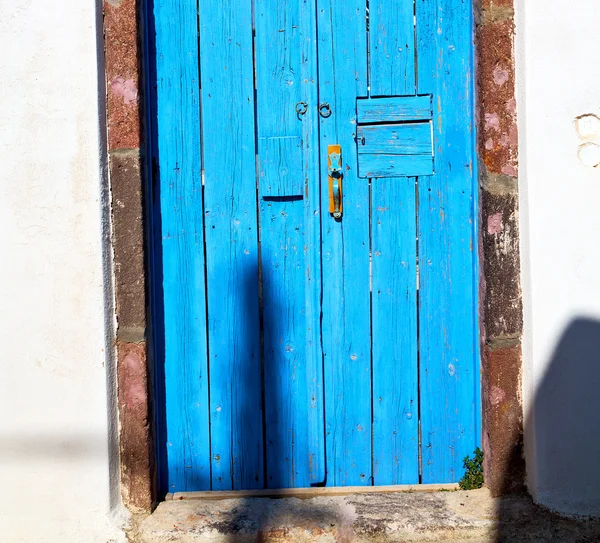 青いドア アンティーク村サントリーニ島ギリシャ ヨーロッパ、聖霊降臨祭 — ストック写真