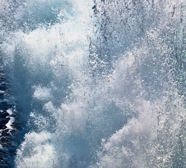 Espuma e espuma no mar da grécia mediterrânea — Fotografia de Stock