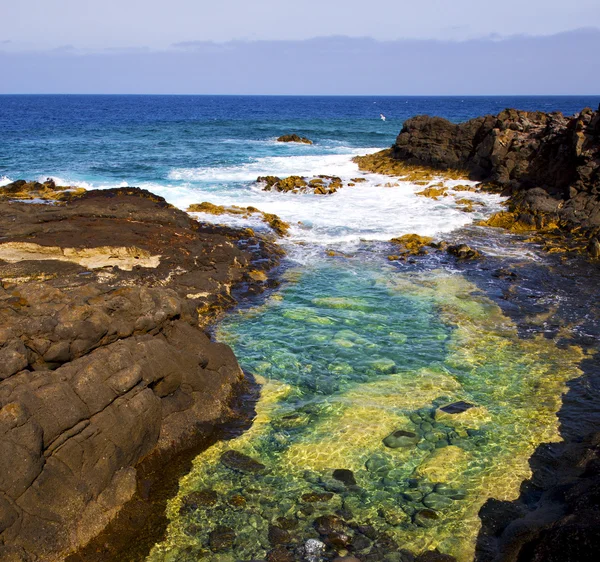 Himlen molnig strand ljus vatten i lanzarote — Stockfoto