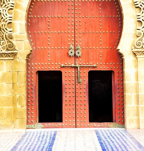 Histórico em edifício antigo porta estilo marroquino áfrica madeira — Fotografia de Stock