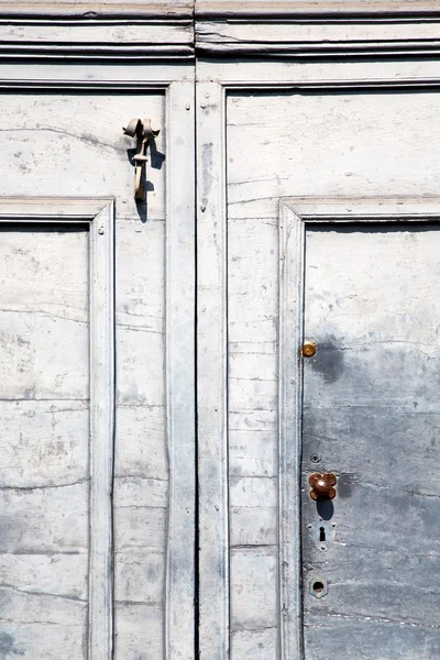 Porte traditionnelle en bois ancien et traditionnelle — Photo