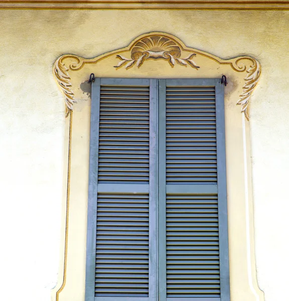 Серое окно jerago дворцы бетонный кирпич — стоковое фото