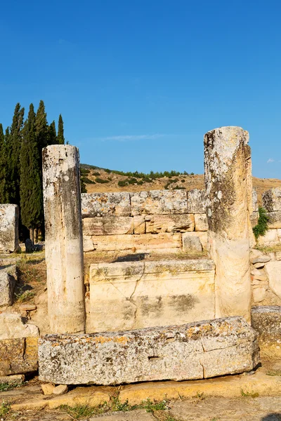 En de Romeinse tempel geschiedenis pamukkale — Stockfoto