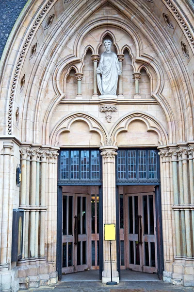 Dveře southwark katedrála v Londýně náboženství — Stock fotografie