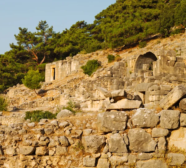 Ruins sten och theatre i antalya arykanda Turkiet Asien sky en — Stockfoto