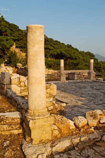Ruiner av teatern i Turkiet Asien sky gamla templet — Stockfoto