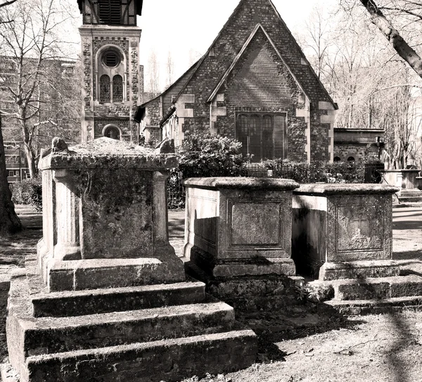 V Anglii hřbitov staré stavby Evropy a dějiny — Stock fotografie