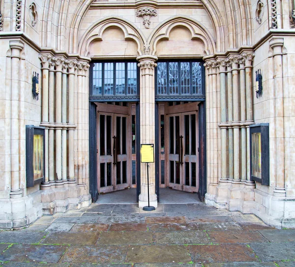 Puerta catedral southwark en Londres Inglaterra antigua construcción y — Foto de Stock