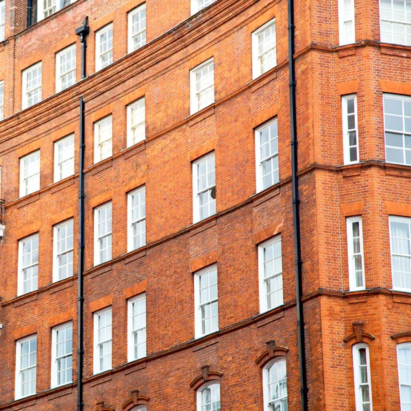 Janela na europa londres parede de tijolo vermelho velho e histórico — Fotografia de Stock