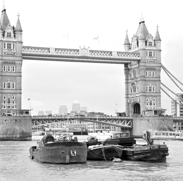 London tower i england gamla bron och den molnig himmel — Stockfoto