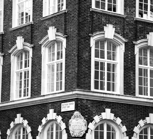 En Europa Londres vieja pared de ladrillo rojo y ventana histórica — Foto de Stock