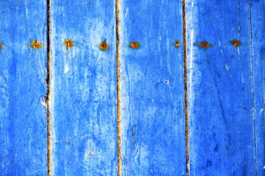 mavi ve paslı çivi soyulmuş boya
