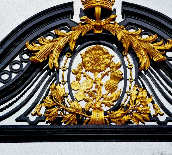 I london england metal gate gamla kungliga slottet — Stockfoto